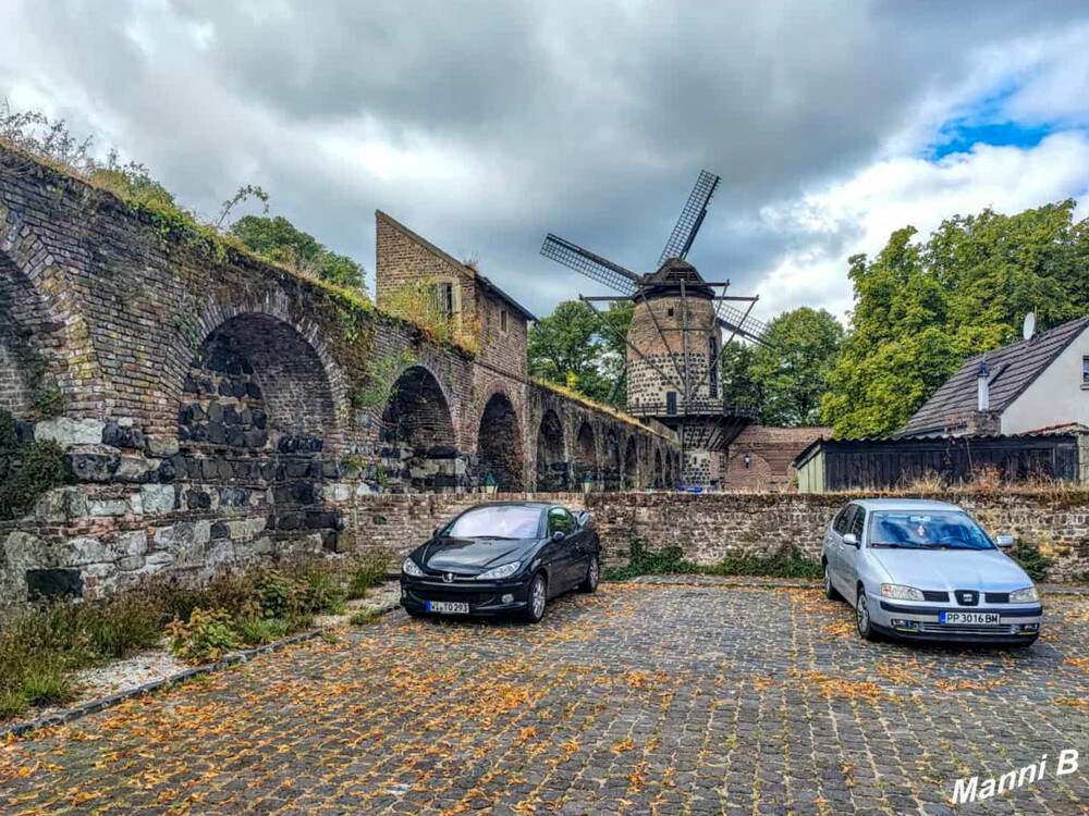 Impressionen aus Zons
Die Zonser Mühle gehört zu einigen der Wahrzeichen der Zonser Altstadt. Von 2008 bis 2010 wurde sie aufwendig renoviert. Mit Mitteln des Landes NRW, der Stadt Dormagen, der NRW-Stiftung und des Fördervereins Denkmalschutz Stadt Zons e.V. konnte die Mühle, die erhebliche Schäden an der Außenmauer hatte, wieder instandsgesetzt werden. Nach der Innensanierung wurde die Mühle 12.09.2010 wieder geöffnet. laut zons-am-rhein
