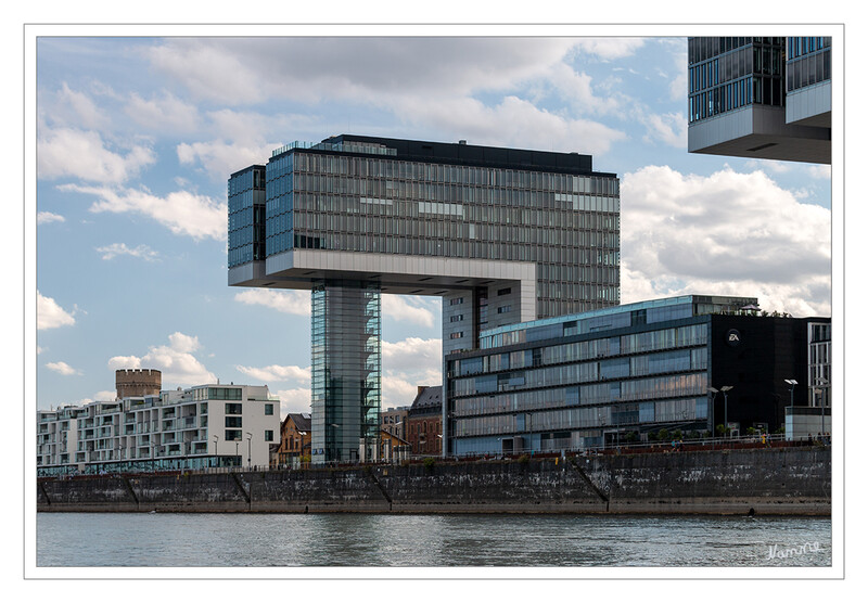 Bootstour
Kranhaus Süd
Bei der architektonisch wie optisch spektakulären Gebäudeform ragt ab einer Höhe von 40 Metern ein zweigeteilter Ausleger, der nur auf einem schlanken, vollverglasten Treppenturm aufliegt. Für das außergewöhnliche tektonische Konzept verwendeten die Architekten Erkenntnisse der Brückenbautechnik. laut Wikipedia
Schlüsselwörter: Bootstour; Köln; Kranhäuser