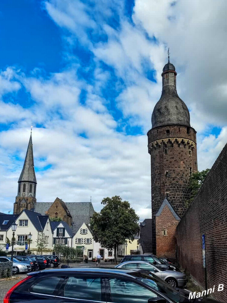 Impressionen aus Zons
rechts der Juddeturm 
Der Name Judde ist wohl auf das Patriziergeschlecht Judde aus Köln zurückzuführen.




