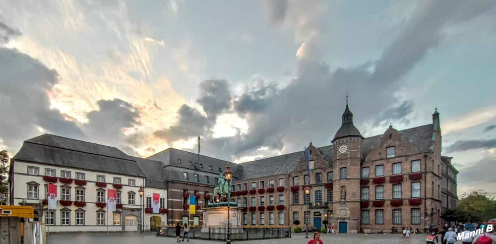 Rathausplatz
Die Bau- und Nutzungsgeschichte des Rathauses der Landeshauptstadt Düsseldorf geht in den ältesten Gebäudeteilen bis auf die Jahre 1570/73 zurück. Seit dieser Zeit ist das inmitten der Altstadt und in unmittelbarer Nähe zum Rhein gelegene Rathaus Düsseldorf durchgehend der Sitz des Stadtrates und der kommunalen Verwaltung.
Das Jan-Wellem-Denkmal auf dem Marktplatz im Düsseldorfer Stadtteil Altstadt wurde von dem italienisch-flämischen Bildhauer Gabriel Grupello im Jahre 1703 begonnen und im Jahre 1711 aufgestellt. laut Wikipedia
Schlüsselwörter: Düsseldorf