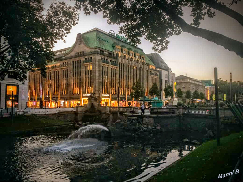 Düsseldorf
Der Tritonenbrunnen wurde vom Düsseldorfer Bildhauer Friedrich Coubillier von 1898 bis 1902 erschaffen und vom Stadtverschönerungsverein für die Düsseldorfer Königsallee erworben. Am nördlichen Ende der Allee fungiert der Brunnen als Point de vue und gestalterischer Abschluss der Kanalachse des Stadtgrabens. laut Wikipedia
Schlüsselwörter: Kö; Altstadt