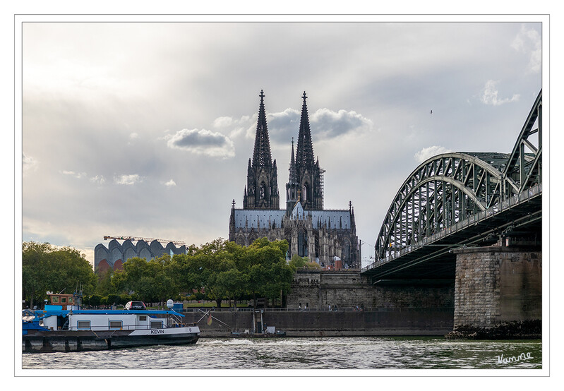 Bootstour
Der Kölner Dom (offiziell: Hohe Domkirche Sankt Petrus) ist eine römisch-katholische Kirche in Köln unter dem Patrozinium des Apostels Petrus. Er ist die Kathedrale des Erzbistums Köln sowie Metropolitan­kirche der Kirchenprovinz Köln. laut Wikipedia
Schlüsselwörter: Bootstour; Köln;