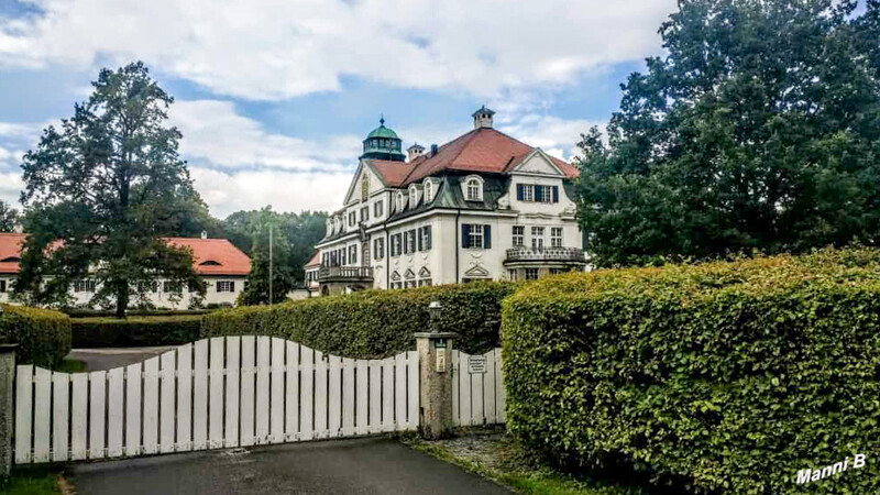 Schloß Neuegling
Das Schloss Neuegling in Neuegling in der Gemeinde Murnau am Staffelsee im oberbayerischen Landkreis Garmisch-Partenkirchen wurde von Carl Hocheder 1910–13 errichtet. laut Wikipedia
Schlüsselwörter: Bayern