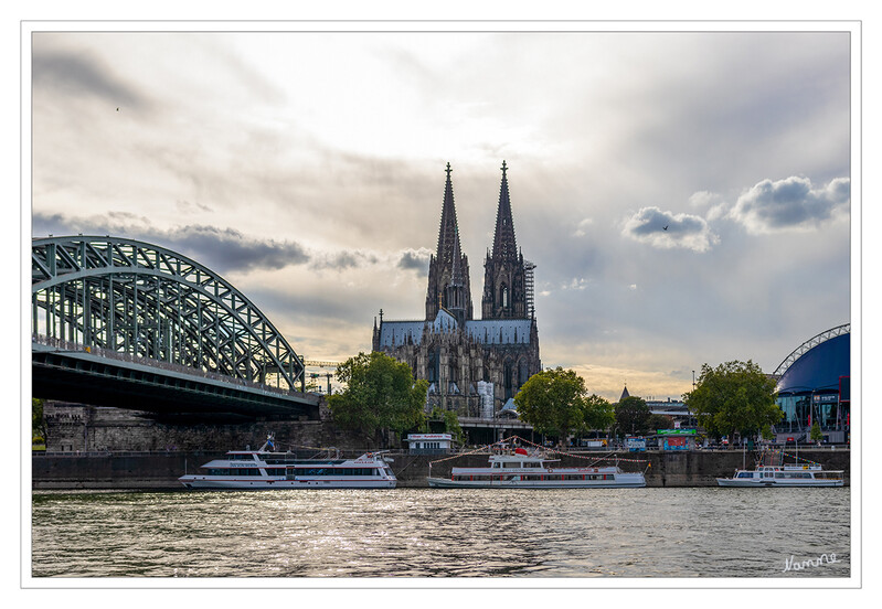 Bootstour
Der Kölner Dom wurde 1996 von der UNESCO als eines der europäischen Meisterwerke gotischer Architektur eingestuft und zum Weltkulturerbe erklärt. laut Wikipedia
Schlüsselwörter: Bootstour; Köln;