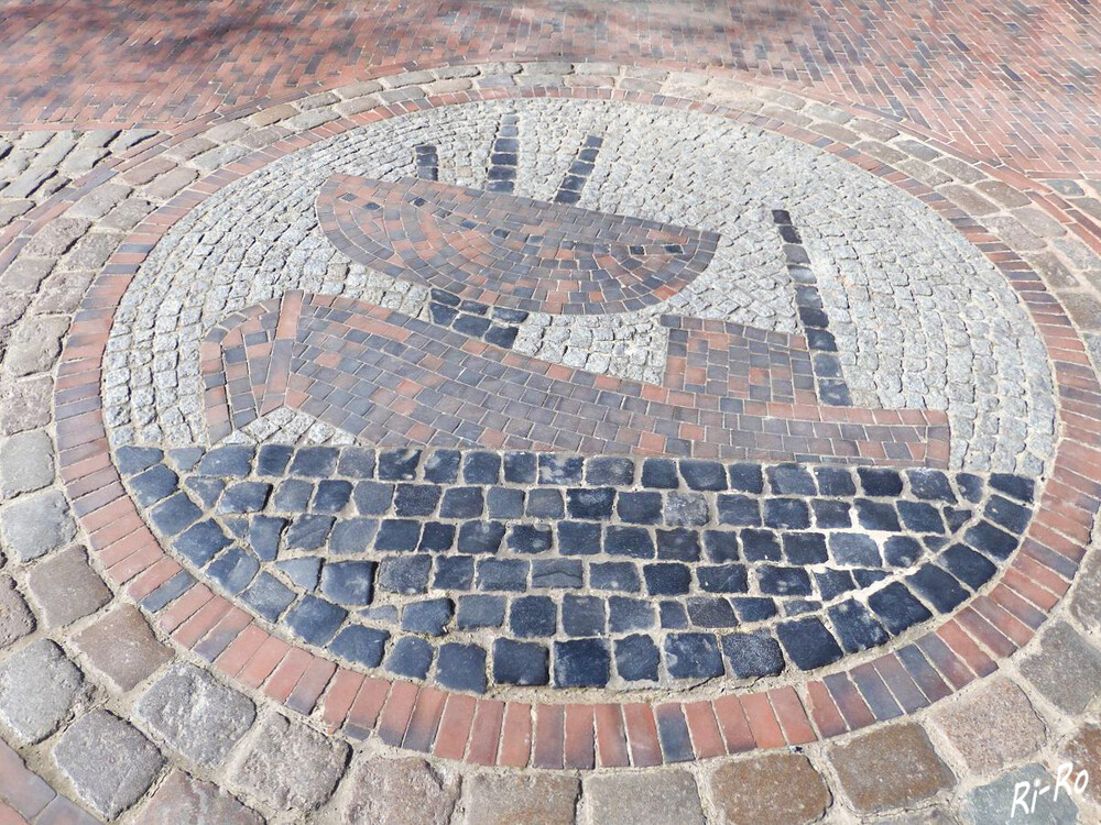 Straßenrelief 
aufgenommen vor dem Glockenturm in Greetsiel.




