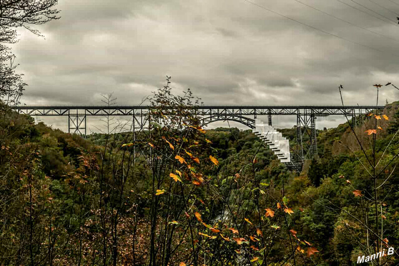 Brückenkopfpark Solingen
Die Müngstener Brücke (ehemals Kaiser-Wilhelm-Brücke) ist die höchste Eisenbahnbrücke Deutschlands. Sie überspannt zweigleisig zwischen den Städten Remscheid und Solingen in 107 Metern Höhe das Tal der Wupper in unmittelbarer Nähe des Haltepunkts Solingen-Schaberg. laut Wikipedia
Schlüsselwörter: Solingen; Wupper; Brückenkopfpark