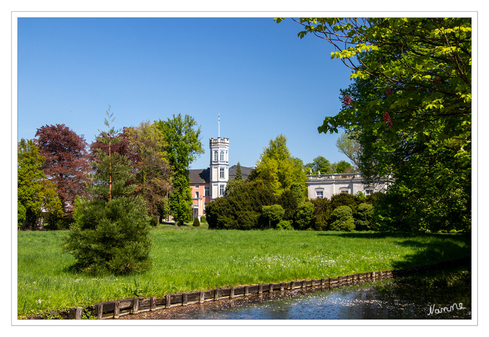 18 - Schloss Rurich
ist ein Anwesen bestehend aus mehreren Gebäudekomplexen aus unterschiedlichen Entstehungsepochen und geprägt von einem weitläufigen Landschaftspark im englischen Stil aus der Mitte des 19. Jahrhunderts. lt. Wikipedia
Schlüsselwörter: 2025