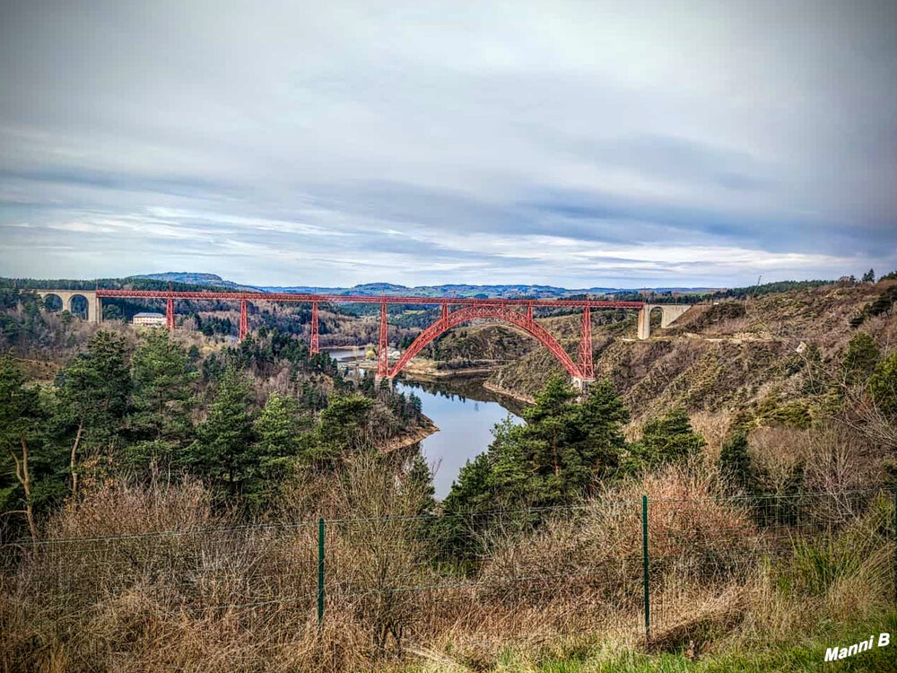 Viaduc de Garabit
Der Garabit-Viadukt (französisch Viaduc de Garabit) ist eine stählerne Eisenbahnbrücke, die das Flusstal der aufgestauten Truyère in Frankreich überspannt. Erbaut wurde der Viadukt von Gustave Eiffel gegen Ende des 19. Jahrhunderts. laut Wikipedia
Schlüsselwörter: Frankreich