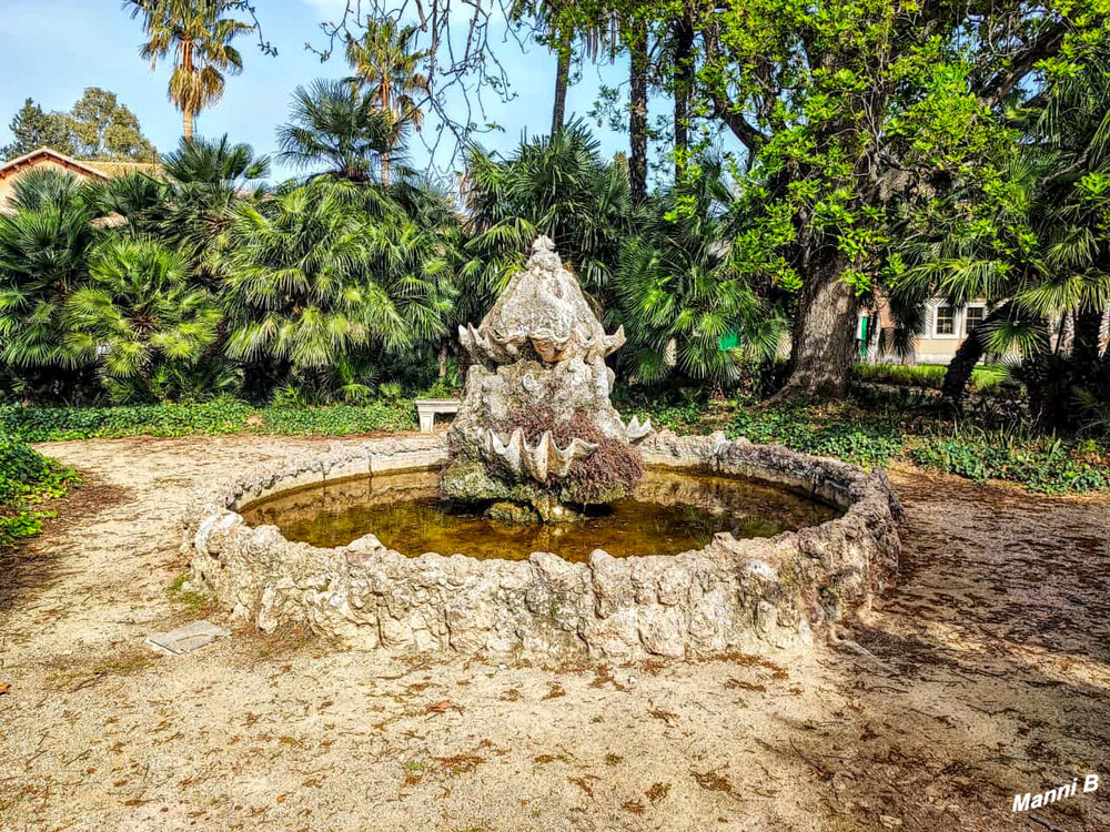 Impressionen aus dem Parc Sama
Hier verschmelzen dank des Meisters Josep Fontserè i Mestres unter Mitwirkung von Gaudí Natur und Modernismus. So rufen Grotten, Gänge und Bänke Gedanken an Felsen, Schnecken und Zweige hervor und vereinen sich zu einem einheitlichen Gesamtbild. laut spain.info
Schlüsselwörter: Spanien; 2024