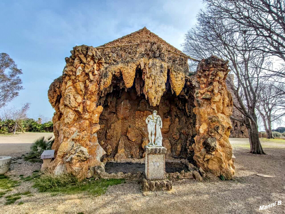 Impressionen aus dem Parc Sama
Dieser Park ist eine Hommage an das Schöne und eine Landschaft voller Erinnerungen. Ein Spaziergang durch ihn versetzt uns in andere Welten und Zeiten: das Kuba Spaniens, das geordnete Frankreich, das romantische England, das ruhige Asien und das klassische Griechenland.  laut spain.info
Schlüsselwörter: Spanien; 2024