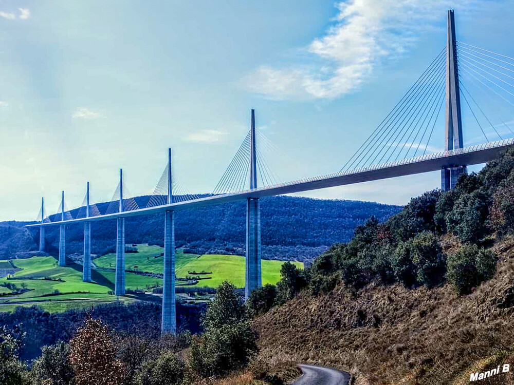 Brücke von Millau
Das Viadukt von Millau (oder Brücke von Millau), französisch Viaduc de Millau, führt in Südfrankreich die Autoroute A 75 über den Tarn. Es wurde von Michel Virlogeux entworfen und von Norman Foster gestalterisch ausgearbeitet. laut Wikpedia
Schlüsselwörter: Frankreich