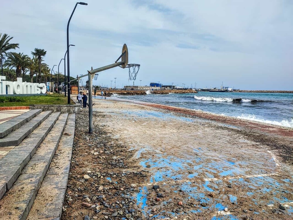 Cambrils
Die Wellen der letzten Tage haben Kieselsteine bis auf das Basketballfeld am Hafen geschleudert.
Schlüsselwörter: Spanien; 2024