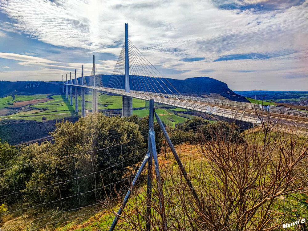 Brücke von Millau
Die Brücke liegt im Zentralmassiv im Verlauf der A75 von Clermont-Ferrand nach Béziers fünf Kilometer westlich der südfranzösischen Stadt Millau zwischen den Ausfahrten Nummer 45 und 46. Die Fahrbahn überspannt in bis zu 270 m Höhe das Tal des Tarn. laut Wikipedia
Schlüsselwörter: Frankreich