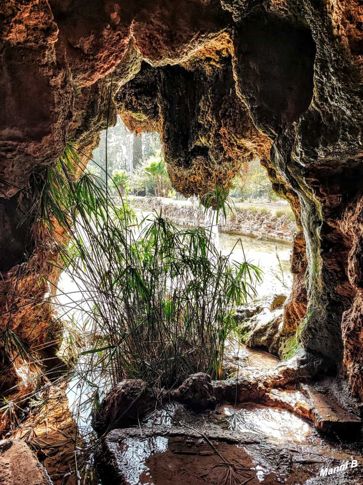 Impressionen aus dem Parc Sama
Auch künstliche Wasserfälle legten die Schöpfer des Parc Samà an. In der Grotte waren Aquarien in die Wände eingelassen.  laut entdeckerstorys
Schlüsselwörter: Spanien; 2024