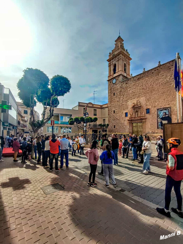 Spielmannszug
auf dem Weg zum Kirchplatz
Schlüsselwörter: Spanien; 2024