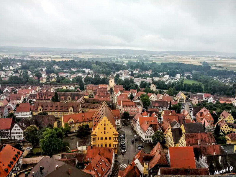 Nördlingen
 Die Altstadt ist von einer gut erhaltenen mittelalterlichen Stadtmauer mit Türmen und überdachtem Wehrgang umgeben. laut Wikipedia
Schlüsselwörter: Bayern