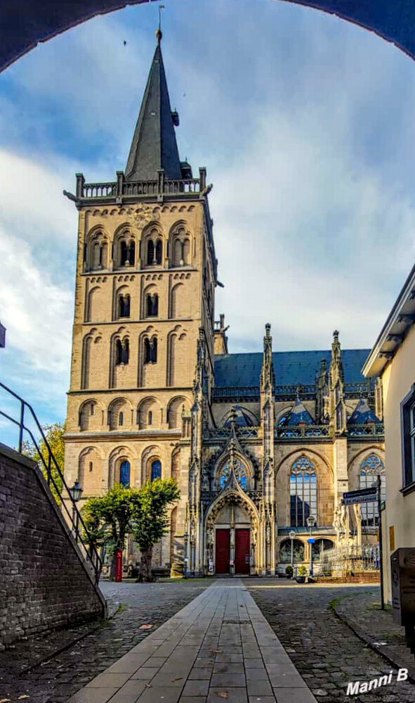 Xantener Dom
Die Türme sind 72 und 74 Meter hoch. 1937 wurde dem Gotteshaus von Papst Pius XI. der Titel einer Basilica minor verliehen, zudem ist es heute Propsteikirche. laut Wikipedia
Schlüsselwörter: Xanten