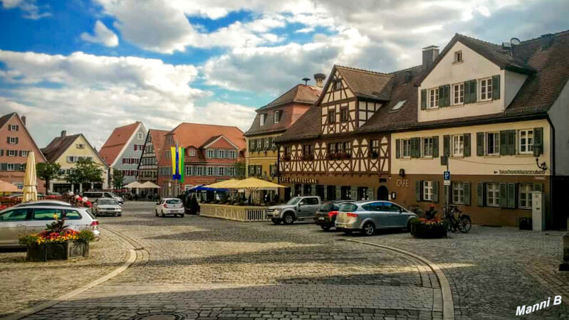 Feuchtwangen
ist eine Stadt im mittelfränkischen Landkreis Ansbach. Die mit 12.000 Einwohnern und 137 km² jeweils nach Einwohnerzahl und Fläche größte Gemeinde des Landkreises sowie nach Fläche hinter Nürnberg zweitgrößte Kommune Mittelfrankens liegt direkt an der Romantischen Straße. laut Wikipedia
Schlüsselwörter: Bayern