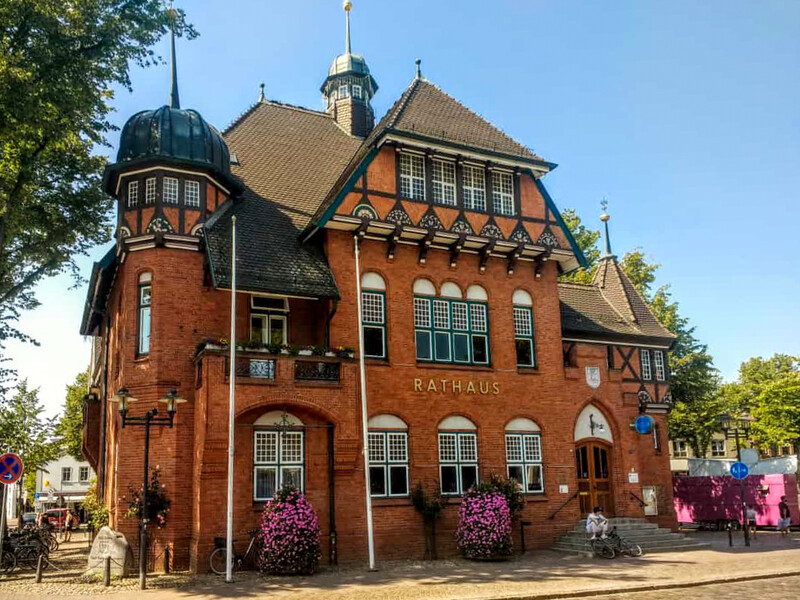 Fehmarnimpressionen
Das Rathaus Burg auf Fehmarn wurde 1901 für die Stadt Burg auf Fehmarn anstelle des spätmittelalterlichen Rathauses von 1520 gebaut. Das Gebäude ist in die Denkmalliste des Landkreises Ostholstein aufgenommen. laut Wikipedia
Schlüsselwörter: 2020; Ostsee; Fehmarn