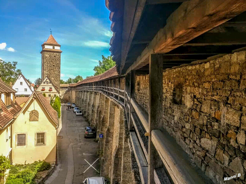 Rothenburg an der Tauber
Hat man die Stadtmauer mit seinem Wehrgang erreicht, hat man eine ausgezeichnete Aussicht auf das Umland. Hier kann man sich einen Überblick über die Stadt mit seinen vielen Türmen verschaffen. 
Schlüsselwörter: Bayern