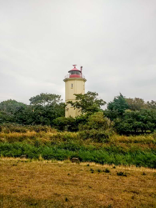 Fehmarnimpressionen
Mit einer Galerie und dem klassischen Backstein­mauerwerk sorgt der achteckige Leuchtturm Wester­markelsdorf an der Nordwest­ecke Fehmarns zweifels­ohne für Aufsehen: Seine leuchtend rote Laterne dient nicht nur dem Schiffs­verkehr als Orientierung, sondern ist gleichzeitig Anziehungs­punkt für Spazier­gänger und Ausflügler, die oft Halt machen, um das Leucht­feuer einmal aus nächster Nähe zu betrachten. laut ostsee.de
Schlüsselwörter: 2020; Ostsee; Fehmarn