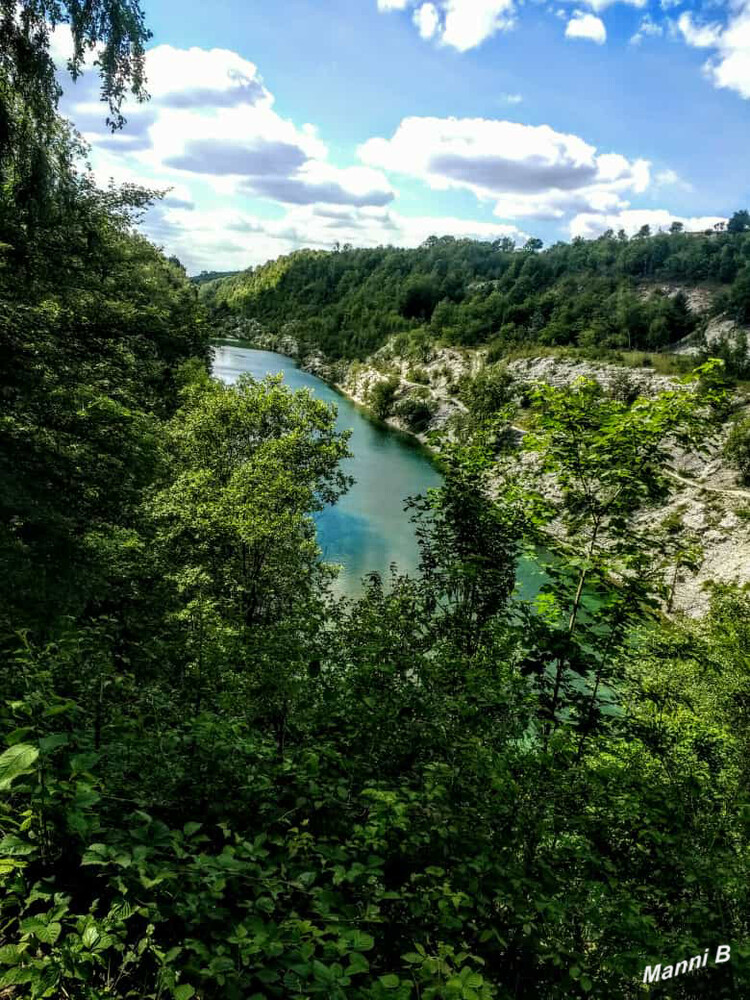 Lengericher Canyon
ist ein ehemaliger Kalksteinbruch, der sich nach seiner Stilllegung mit Wasser gefüllt hat.
Heute ist er Lebensraum für seltene Pflanzen und Tiere. Hier hat die Natur Vorrang - Betreten verboten! 
Von drei Aussichtsplattformen aus hat man einen herrliche Einblicke in den Canyon mit seinen karg bewachsenen Felswänden und dem türkisblauen Wasser. laut teutoburgerwald
