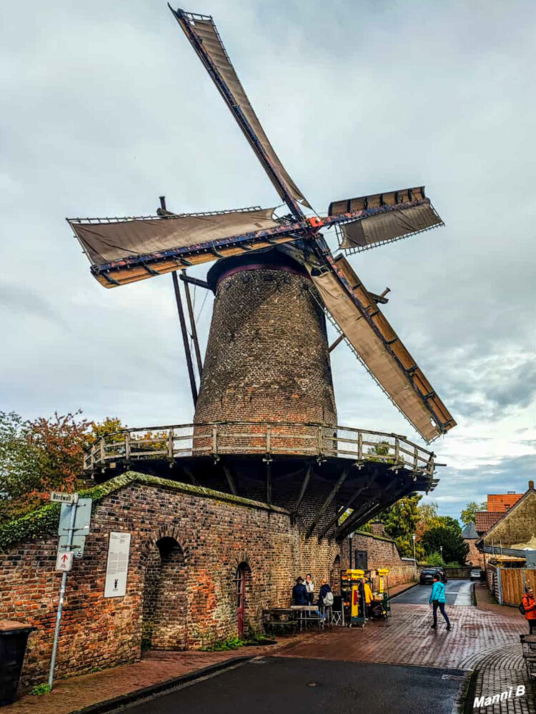 Kriemhild-Mühle
wurde im 14. Jahrhundert als Wehrturm auf der Stadtmauer gebaut. Das Gebäude diente im Laufe der Geschichte als Wohnung des Nachtwächters, als Gartenhaus und Ölmühle.Seit 1992 wird in der Mühle, die nach der Wormser Königstochter Kriemhild aus daus dem Nibelungenlied benannt wurde, wieder Korn gemahlen. 2017 wurde die die Mühle saniert. laut xanten
Schlüsselwörter: Xanten