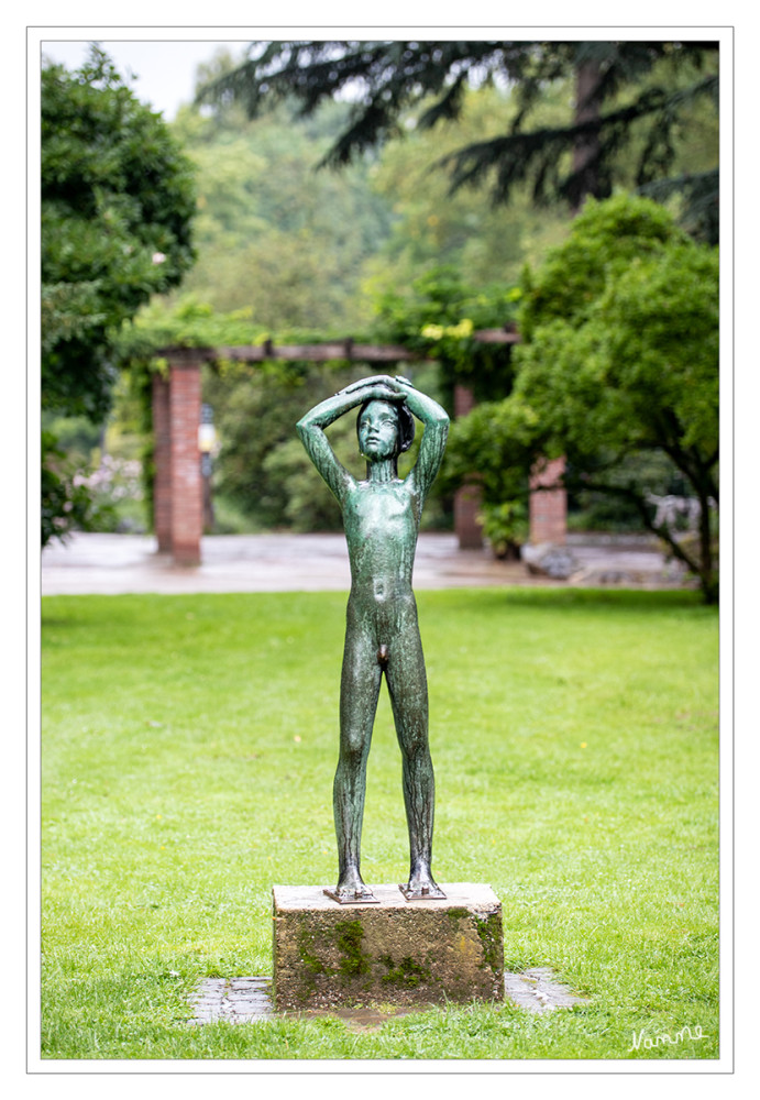 Was für ein Wetter......
Anna-Maria Rommerskirchen (1909- 1985) 1950
Künstlerische Absicht: „Der Sonnensucher“, der heute eher beschaulich anmutet erregte 1950 die Gemüter. Die Bronzeplastik eines nackten Jungen galt damals als freizügig und gewagt. Schon 2 Wochen nach der Aufstellung war sie spurlos verschwunden- allerdings nicht durch die Hand aufgebrachter Bürger, wie man vermutete. Zwei Jugendliche in Geldnot hatten die Bronze zerschlagen, um das Metall zu verkaufen. Die Reste fand man im Geroweiher. Noch im selben Jahr wurde ein neuer Guss angefertigt und aufgestellt
