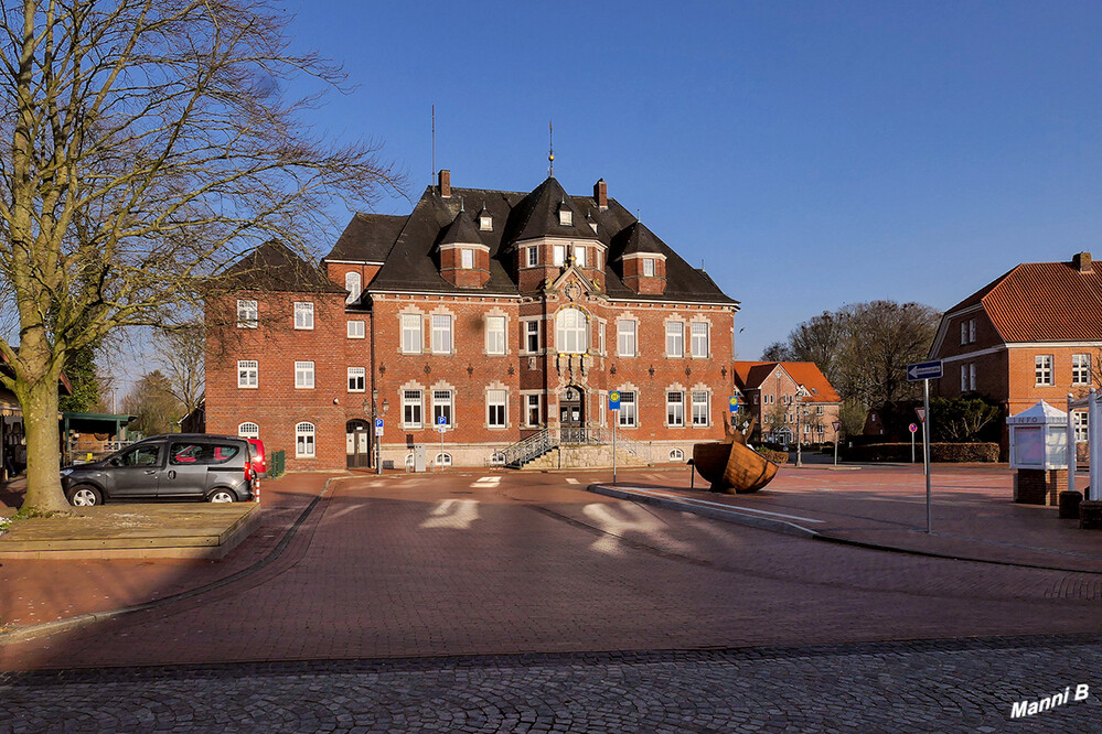 Impressionen aus Wittmund
Kreishaus
Im Jahre 1899 begann der Bau des neuen Kreishauses für den Landkreis Wittmund. Die Leitung des Baues hatte der aus Wittmund stammende Architekt Ludwig Klingenberg. Der Bau dauerte knapp vier Jahre. Am 3. April 1901 wurde das Gebäude feierlich eröffnet. laut Wikipedia
