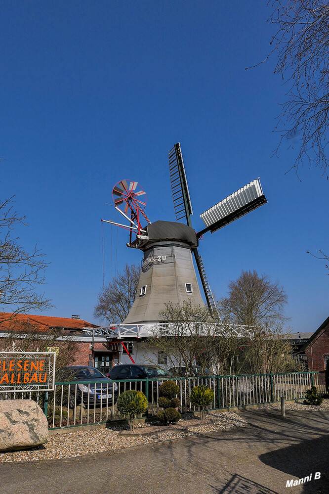 Impressionen aus Wittmund
Peldemühle
Die Peldemühle Wittmund wurde 1741 erbaut und ist das Wahrzeichen der Stadt Wittmund. Die Betreuung der Mühle wird vom Förderverein übernommen.
Sie ist die älteste, einstöckige und funktionsfähige Galerieholländermühle Deutschlands. laut carolinensie
