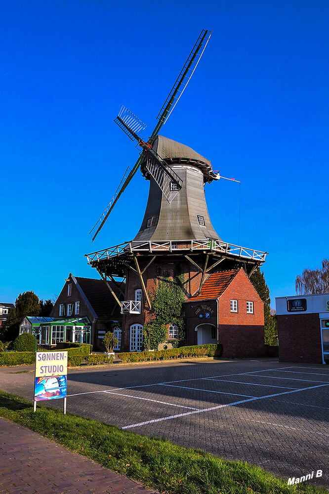 Impressionen aus Wittmund
Siuts-Mühle
Im Jahr 1648, zum Ende des Dreißigjährigen Krieges, wird die „Königliche Finkenburger Mühle“, eine Bockwindmühle mit nur einem Mahlgang, erstmals urkundlich erwähnt. Sie gehörte dem jeweiligen Landesherren und wurde für den Betrieb verpachtet.  laut siuts-muehle
