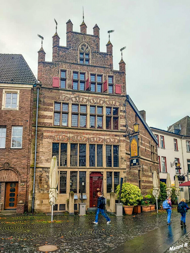 Das gotische Haus
mit seiner prächtigen Fassade steht für Xantens Blüzezeit
Vermutlich 1540 wurde das Gotische Haus am Markt erbaut, wohl mit Tuffsteinen aus der Römersiedlung Colonia Ulpia Traiana. Große Teile der Fassade, die Wände und der Dachstuhl und die Holzbalkendecken, deren Holz nachweislich 1539/1540 geschlagen wurde, blieben erhalten. Auffällig sind der Treppengiebel und die zahlreichen Fenster. laut xanten
Schlüsselwörter: Xanten