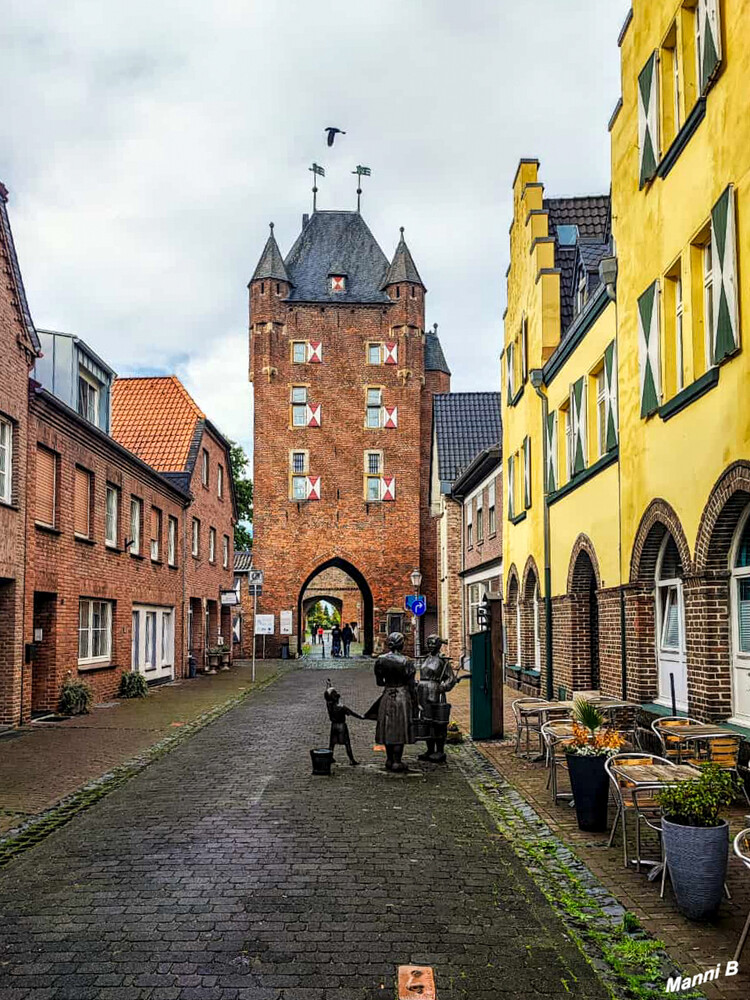 Klever Tor
ein beeindruckendes dreistöckiges Stadttor aus dem 14. Jahrhundert ist ein Relikt der alten Stadtbefestigung. Zwei Rundtürme, die sogenannten Eulentürme, flankieren die erste Toröffnung von der stadtabgewandten Seite. Eine brückenartige Zufahrt, die sich in früherer Zeit über dem Stadtgraben befand, führt zum Haupttor. laut xanten
Schlüsselwörter: Xanten