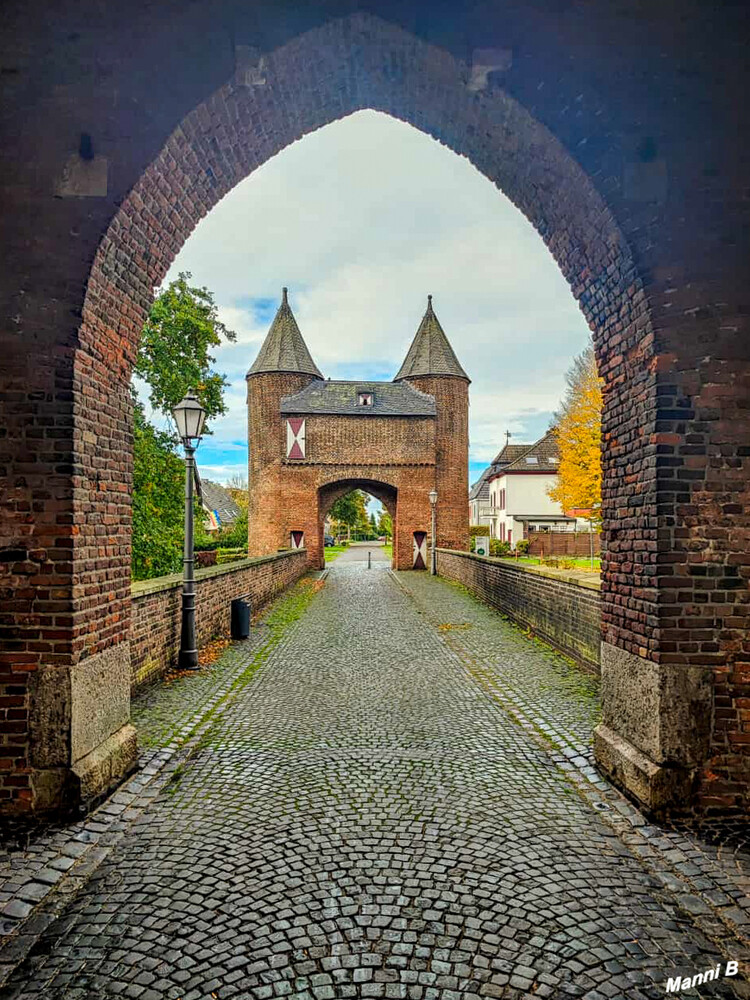 Klever Tor
ein beeindruckendes dreistöckiges Stadttor aus dem 14. Jahrhundert ist ein Relikt der alten Stadtbefestigung. Zwei Rundtürme, die sogenannten Eulentürme, flankieren die erste Toröffnung von der stadtabgewandten Seite. Eine brückenartige Zufahrt, die sich in früherer Zeit über dem Stadtgraben befand, führt zum Haupttor. laut xanten
Schlüsselwörter: Xanten