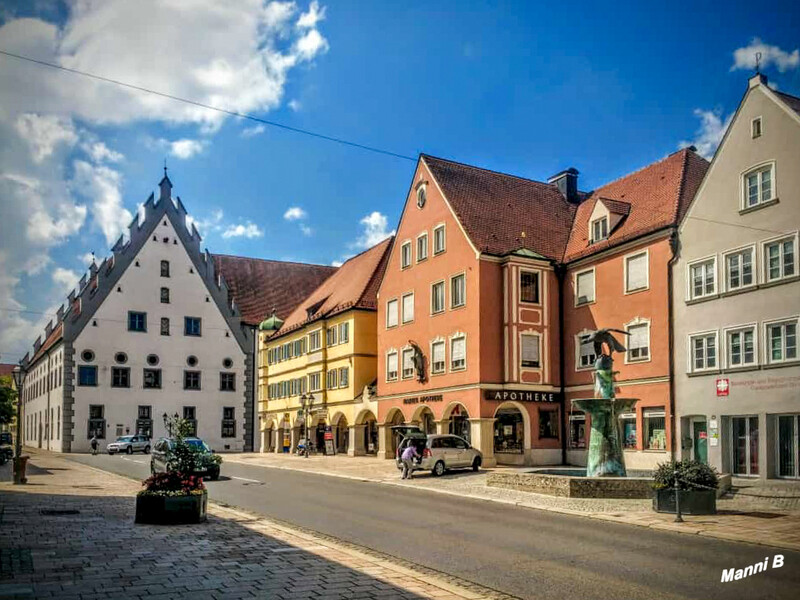 Donauwörth
Links: Das  Fuggerhaus in Donauwörth, wurde im 16. Jahrhundert errichtet. Das Gebäude an der Hl.-Kreuz-Straße 1 bzw. Pflegstraße 2 ist ein geschütztes Baudenkmal. laut Wikipedia
Schlüsselwörter: Bayern