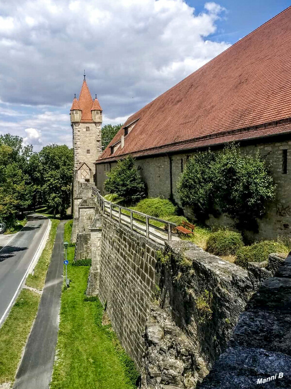 Rothenburg an der Tauber
Hat man die Stadtmauer mit seinem Wehrgang erreicht, hat man eine ausgezeichnete Aussicht auf das Umland. Hier kann man sich einen Überblick über die Stadt mit seinen vielen Türmen verschaffen.
Schlüsselwörter: Bayern