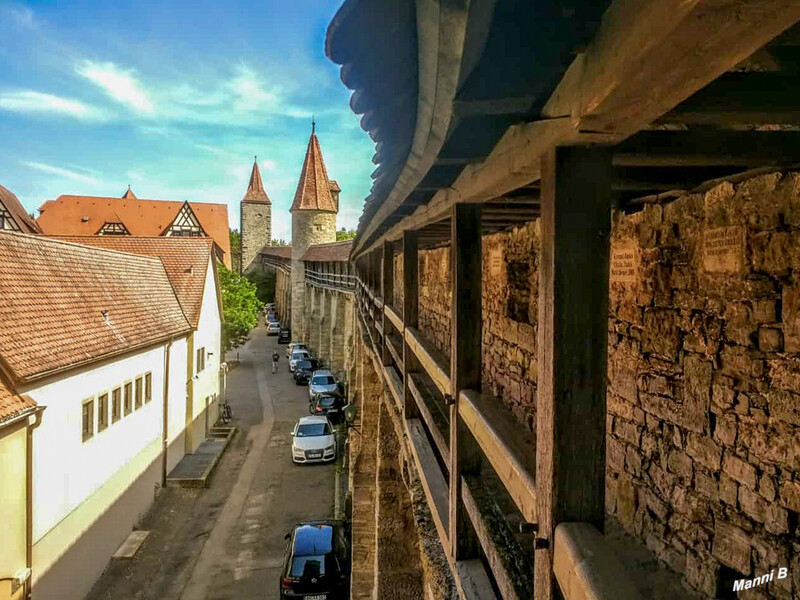 Rothenburg an der Tauber
Hat man die Stadtmauer mit seinem Wehrgang erreicht, hat man eine ausgezeichnete Aussicht auf das Umland. Hier kann man sich einen Überblick über die Stadt mit seinen vielen Türmen verschaffen.
Schlüsselwörter: Bayern