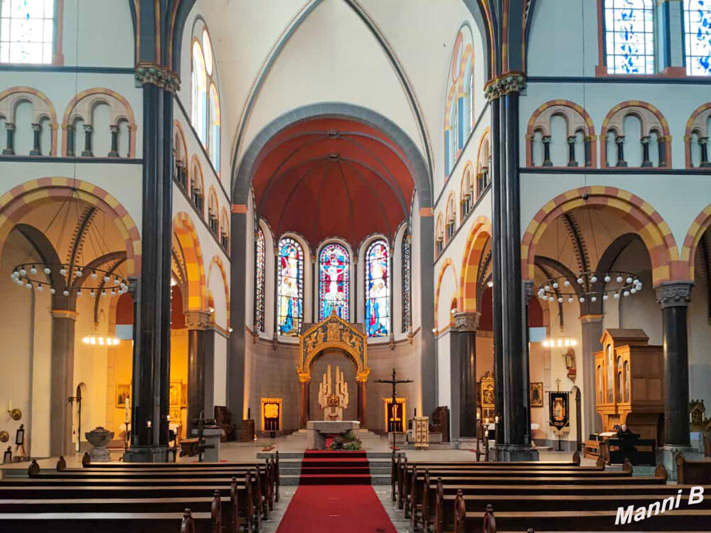 Nettetal Kirche St. Sebastian
Der dreischiffige Backstein-Bau beeindruckt durch seine doppeltürmige Front. Die nach dem Vorbild des Roermonder St. Bernard-Münsters konstruierten Türme erreichen eine Höhe von 63 Metern. Nach dreieinhalb Jahren der Renovierung erstrahlt die Kirche im Innern in teilweise leuchtenden Farben und steht seit Ende 1990 wieder ganz für den Gottesdienst zur Verfügung. laut nettetal
Schlüsselwörter: Nettetal