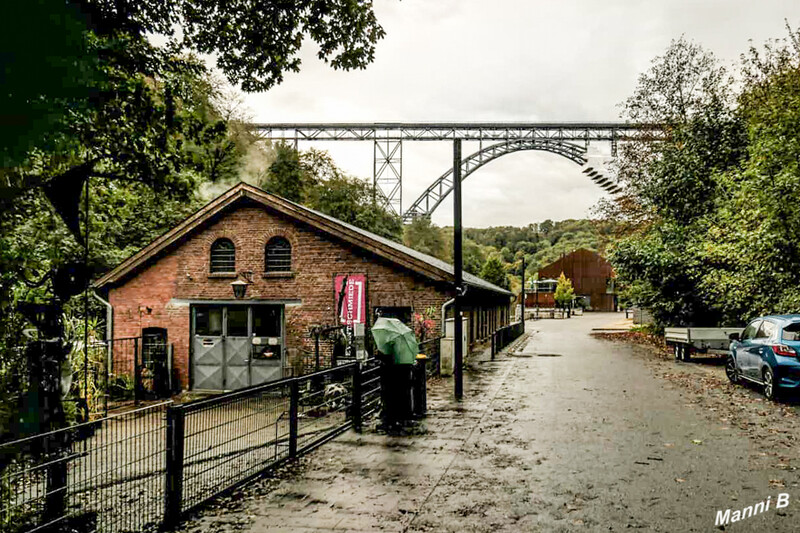 Brückenkopfpark Solingen
Müngstner Brücke
Bis zum Ende der Monarchie im Jahre 1918 trug das Bauwerk den Namen Kaiser-Wilhelm-Brücke, zu Ehren Kaiser Wilhelms I. Danach wurde die Brücke nach der nahegelegenen Siedlung Müngsten benannt, die heute wüst liegt. laut Wikipedia
links die Eventschmiede
Schlüsselwörter: Solingen; Wupper; Brückenkopfpark