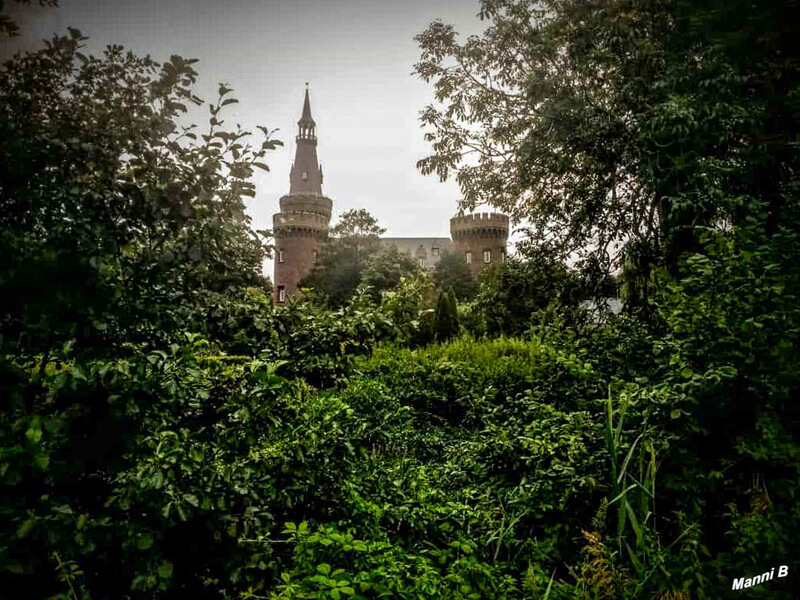 Schloß Moyland
ist ein Wasserschloss bei Bedburg-Hau im Kreis Kleve, das zu den wichtigsten neugotischen Bauten in Nordrhein-Westfalen zählt. Sein Name leitet sich von den niederländischen Worten mooi land ab, die „schönes Land“ bedeuten. laut Wikipedia
Schlüsselwörter: Kalkar