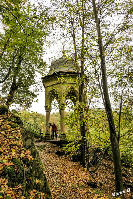 Brückenkopfpark Solingen
Der Müngstener Pavillon ist in neugotischem Stil gebaut und hat eine siebeneckige Grundform. Er wurde im Jahr 1901 errichtet. 1905 ließ Diederichs auch diese Decke bemalen, hiervon ist jedoch nichts mehr vorhanden. Das Dach hat gegenwärtig eine Blechverkleidung. laut Wikipedia
Schlüsselwörter: Solingen; Wupper; Brückenkopfpark