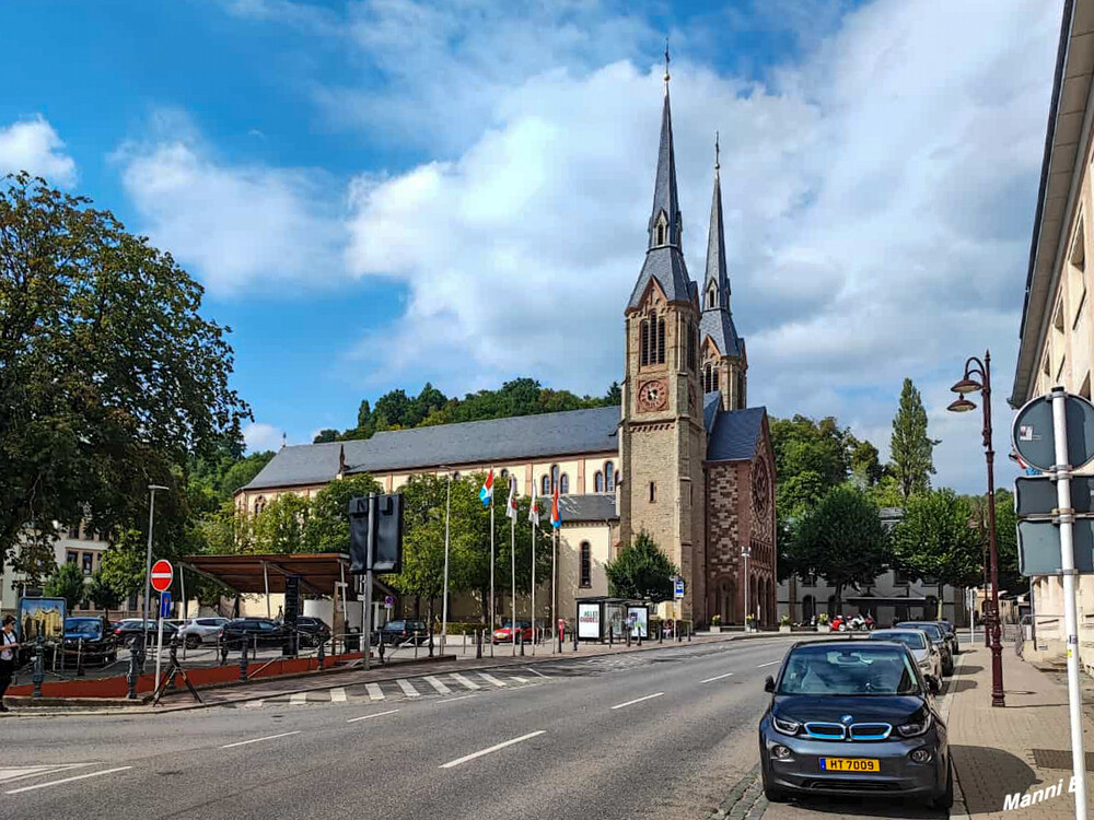 Luxemburgtour
Kirche La Bon Pasteur
Der Ortsname Diekirch läßt sich wahrscheinlich aus dem Althochdeutschen „Thiot diet“
ableiten, was soviel wie „Volk oder Bevölkerung“ bedeutet. Einige Historiker vertreten die
Ansicht, daß man den Namen zerlegen muß in „Diet“ und „Kirche“: Volkskirche. Diese
Bezeichnung weist auf die Wichtigkeit des Gotteshauses hin, das ursprünglich Sitz einer
Pfarrregion war. laut web.cathol.
Schlüsselwörter: Luxemburg