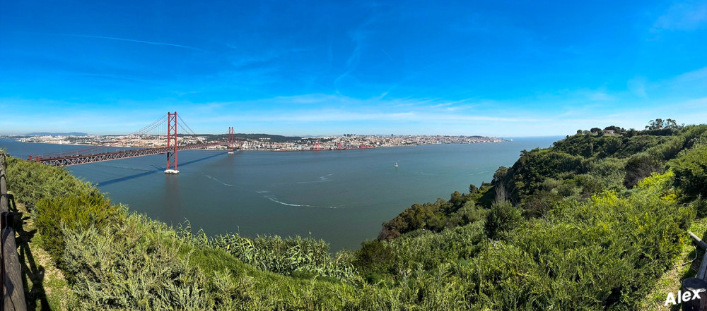 Lissabon Impressionen
links
Die Ponte 25 de Abril (deutsch Brücke des 25. April) ist ein 3,2 Kilometer langer Brückenzug in Portugal mit einer 2278 Meter langen Hängebrücke über den Tejo. Sie ist weltweit, nach der Yavuz-Sultan-Selim-Brücke und der Tsing-Ma-Brücke, die drittlängste Hängebrücke mit kombiniertem Straßen- und Eisenbahnverkehr. Sie verbindet in Nord-Süd-Richtung den Lissabonner Stadtteil Alcântara mit der Stadt Almada. lt. Wikipedia
Schlüsselwörter: 2026