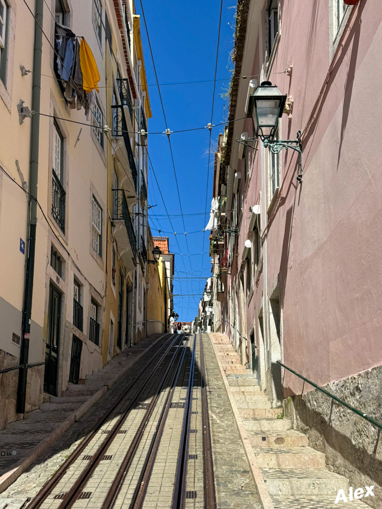 Lissabon Impressionen
Die Lissabonner Straßenbahn wird inzwischen vor allem als touristische Attraktion wahrgenommen, auch wenn sie auf den verbliebenen Linien normale Aufgaben des alltäglichen Verkehrs wahrnimmt. lt Wikipedia
Schlüsselwörter: 2026