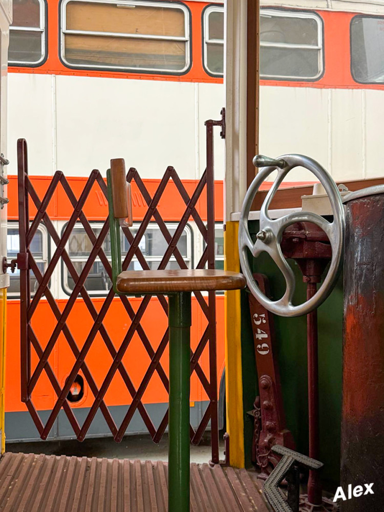 Lissabon Impressionen
Es muss angemerkt werden, dass alle ausgestellten Fahrzeuge augenblicklich aus dem Museum heraus durch die Stadt fahren könnten, mit Ausnahme der Wagen im Bereich III, die noch renoviert werden müssen. lt. visitlisboa
Schlüsselwörter: 2026
