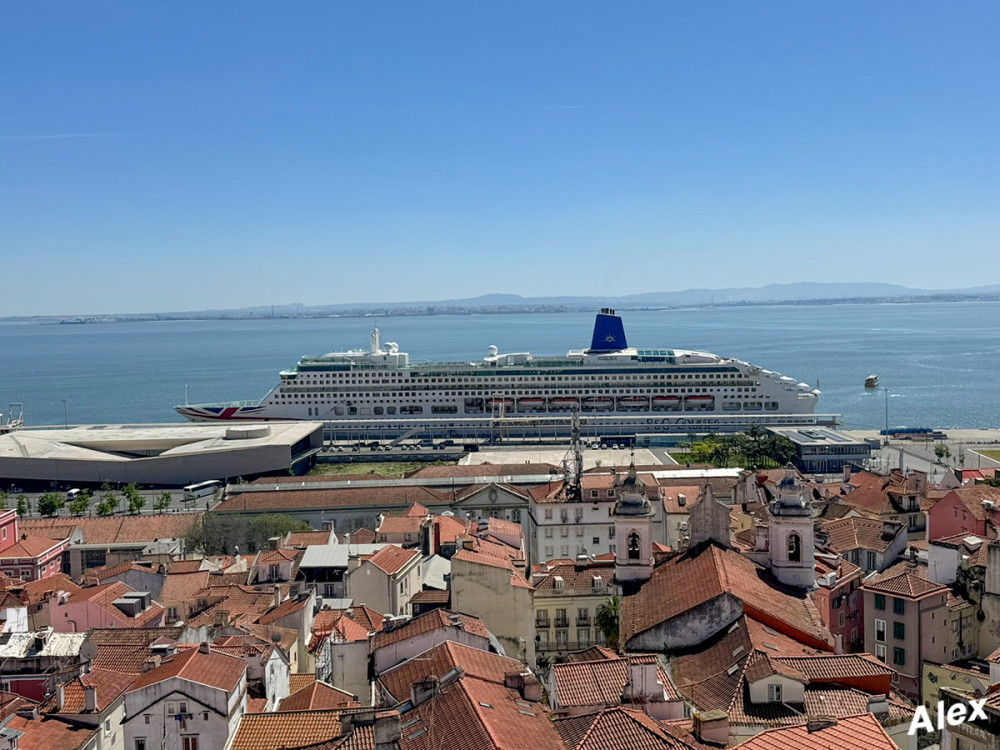 Lissabon Impressionen
Blick auf ein großes Kreuzfahrtschiff
Schlüsselwörter: 2026