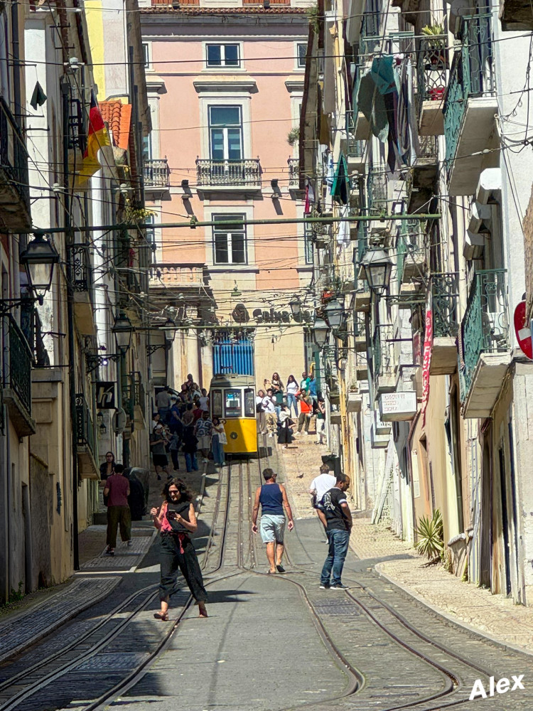 Lissabon Impressionen
Die mit Gleisen der Spurweite von 900 Millimetern ausgerüstete Straßenbahn ist wegen ihres teilweise historischen Fahrzeugparks und der reizvollen Streckenführung mit steilen Abschnitten und engen Kurven durch die schmalen Gassen der Lissabonner Altstadt vor allem bei Touristen beliebt. lt Wikipedia
Schlüsselwörter: 2026
