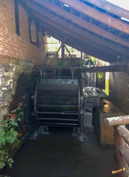 Wassermühle Wöstenesch
Die erste urkundliche Erwähnung, die im Archiv des westfälischen Adelssitzes Darfeld vorhanden ist, geht auf das Jahr 1594 zurück.
Fast 400 Jahre herrschte in dem Fachwerkgebäude ein reger Mühlenbetrieb. Die Müllerfamilie Prues, die sie fast 100 Jahre land, bis 1970, in Pacht bewirtschaftete, gab ihr den Beinamen "Prue-Möhlen". laut osnabruecker-land.de
Schlüsselwörter: Wassermühle