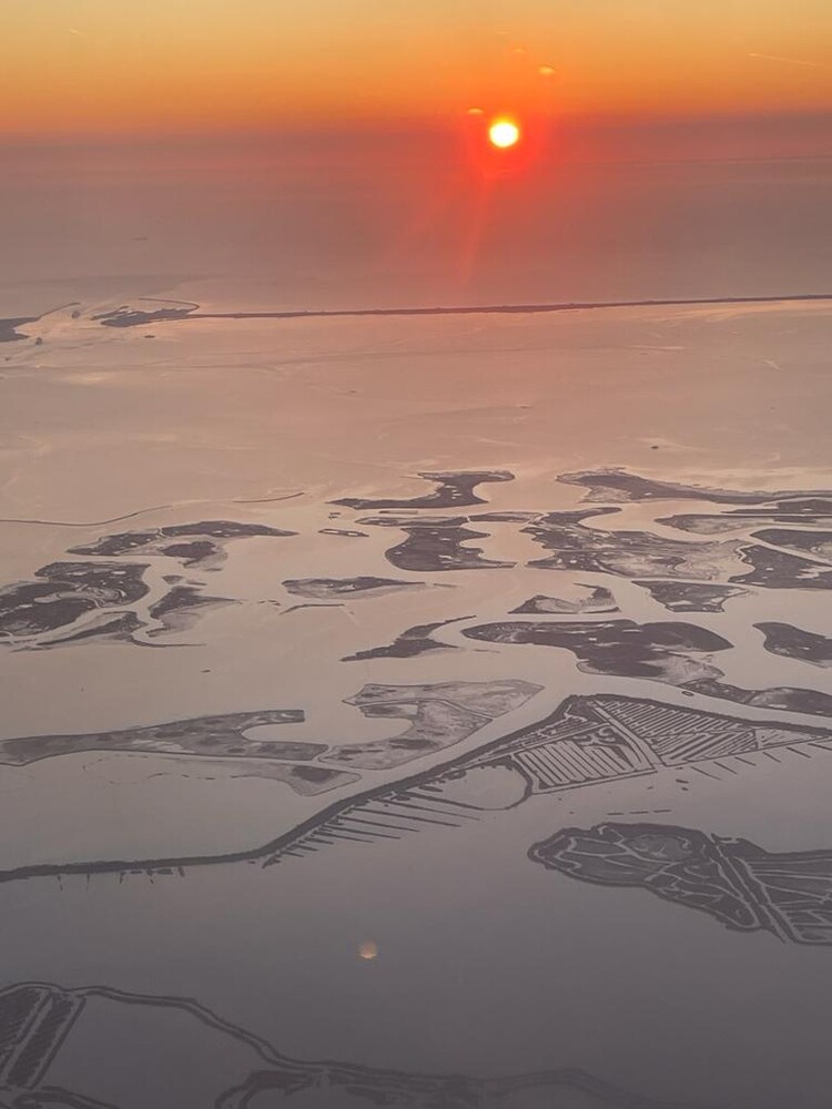 Sonnenaufgang
vom Flieger aus betrachtet
Schlüsselwörter: 2023