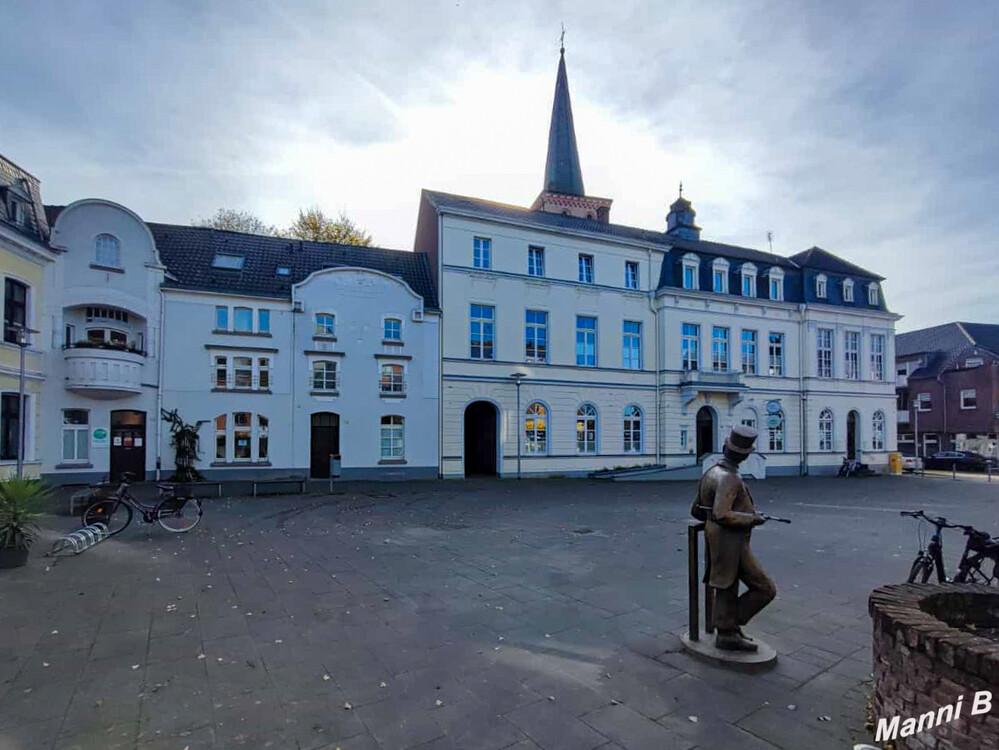 Nettetal
Die bronzene Symbolfigur des Wenkbülls am Marktplatz von Nettetal-Lobberich hat einen neuen Stock bekommen. Der Stock der Skulpur wurde gegen einen stabilen Edelstahlstab mit ringförmigen Verzierungen aus Bronze ausgetauscht. laut nettetal
